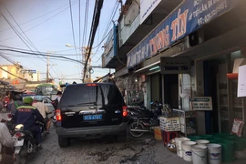 Đọc lệnh bắt Phúc ‘XO’ và em trai tại công an xã Bà Điểm