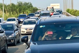 Ùn ứ xe 7km trên cao tốc Long Thành- Dầu Giây