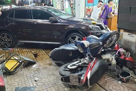 Nữ tài xế lái Mercedes tông nhiều xe máy, 6 người bị thương