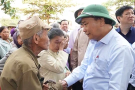 Thủ tướng: Không để dân vùng lũ đói, rét, màn trời chiếu đất
