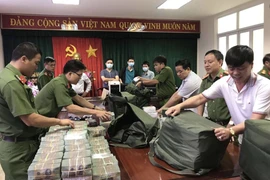 Tang vật là hơn 100 tỉ đồng tiền mặt và nhiều thùng hồ sơ, chứng tư liên quan. Ảnh: CACC