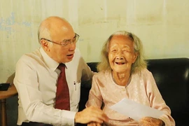 Trưởng ban Tuyên giáo Thành ủy TP.HCM thăm Mẹ Việt Nam Anh hùng ở Thủ Đức