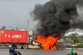 Container bốc cháy ngùn ngụt khi đang lưu thông trên xa lộ Hà Nội