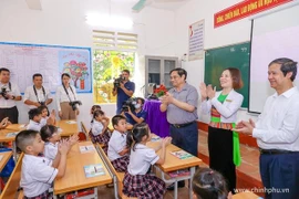 Thủ tướng: Không để học sinh nào không được tới trường, không có sách giáo khoa
