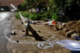 Xe máy đâm vào hộ lan, 3 người thương vong