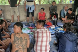 56 người đang say sưa sát phạt thì công an ập đến