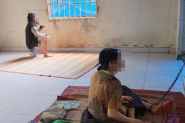 2 người tâm thần bị xích, 1 người bị nhốt trong nhà để dụng cụ làm vườn
