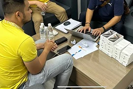 Bắt nam thanh niên buôn lậu 22 iPhone 15 ProMax từ Singapore