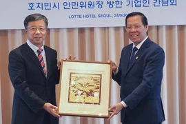 Ông Han Sangdeok - Phó Chủ tịch Công ty TNHH Samsung Engineering tặng quà lưu niệm Chủ tịch UBND TPHCM Phan Văn Mãi
