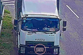 Chiếc xe tải chạy lố qua hướng ra QL51 nên tài xế dùng vải che biển số để chạy lùi trên cao tốc