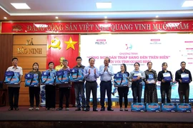 Ông Trương Hòa Bình, nguyên Phó Thủ tướng thường trực Chính phủ (Chủ tịch danh dự của chương trình) cùng ông Trần Hải Châu, Phó Bí thư thường trực Tỉnh ủy, Chủ tịch HĐND tỉnh Quảng Bình, trao quà cho ngư dân.