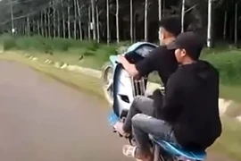 2 thanh niên chạy xe máy bốc đầu 'làm xiếc' trên đường
