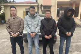 Công an bắt quả tang 4 người trốn trong ô tô sử dụng ma tuý