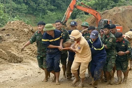 Khoảng 500 người tham gia tìm kiếm nạn nhân vụ sạt lở đất trúng vào xe 16 chỗ ở Hà Giang