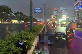 Một người đàn ông tử vong bên cạnh xe máy trên đường Phạm Văn Đồng