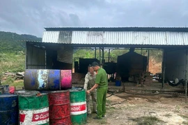  Bắt quả tang cơ sở tái chế nhớt thải trái phép tại Bình Thuận