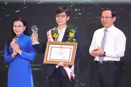 Việc xây dựng đội ngũ trí thức có vai trò rất quan trọng để TP.HCM phát triển theo định hướng trở thành TP toàn cầu. Trong ảnh: Bí thư Thành ủy TP.HCM Nguyễn Văn Nên (phải) trao bằng khen cho công dân trẻ tiêu biểu TP. Ảnh: HẢI NHI