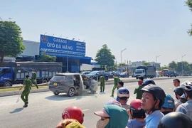 1 phụ nữ tử vong cạnh ô tô cháy rụi, nghi là án mạng