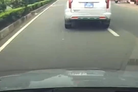 Tài xế taxi ôm CSGT cảm ơn vì giúp đưa bé trai đi cấp cứu kịp thời