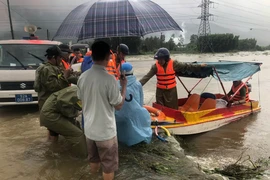 Mưa lớn chưa từng ghi nhận, thủy điện xả lũ ồ ạt: Huế, Đà Nẵng ngập trong biển nước