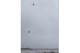 Video drone giải cứu người dân bị kẹt giữa suối
