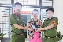 Du khách Nga xúc động khi được Công an phường Thới An tìm giúp điện thoại