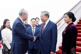 Bí thư Thành ủy Bắc Kinh đón Tổng Bí thư, Chủ tịch nước Tô Lâm và Phu nhân ngay chân cầu thang máy bay