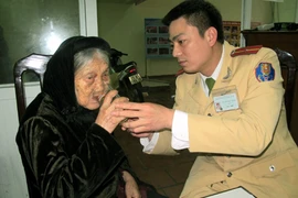Hình ảnh cảm động về CSGT