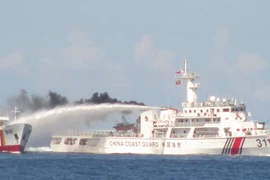 Tường trình từ Hoàng Sa ngày 12-5: Tàu TQ hung hăng tấn công vòi rồng, tàu VN mưu trí đáp trả thích đáng