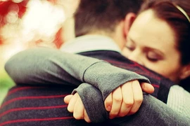 Kỳ quái “dịch vụ ôm”