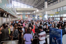 Bát mì sân bay, thượng đế và hạ đế