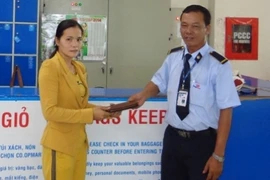 Đảng viên nghèo trả lại gần 100 triệu đồng cho người đánh rơi