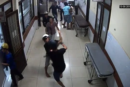 Khiếp hoảng trước cảnh hàng chục thanh niên hỗn chiến trong bệnh viện