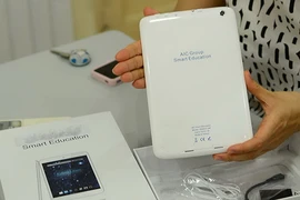 Đằng sau cái máy tính bảng