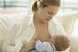 12 bác sĩ nhi khoa bị bắt vì khuyến khích nuôi con bằng sữa bột