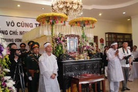 Hàng ngàn người đến viếng ông Nguyễn Bá Thanh trong nghẹn ngào 