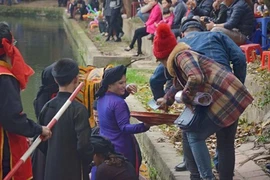 Bị cấm ngả nón, liền anh, liền chị 'ngả tráp nhận tiền' ở hội Lim