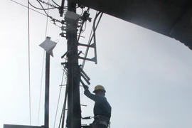 Trụ điện cao thế phát nổ, cáp viễn thông vương vãi trên đường