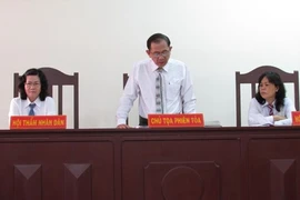 Thẩm phán vụ ‘mua bánh mì phải lấy hóa đơn’ từ chối tiếp tục xét xử