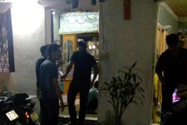 Người đàn ông cố thủ trong nhà với can xăng 20 lít dọa thiêu sống con