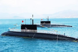 Hình ảnh tuyệt đẹp Tàu ngầm Kilo của Hải quân VN trình diễn trên biển