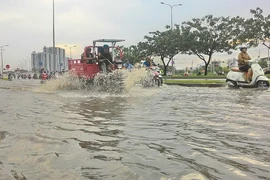 Đại lộ Võ Văn Kiệt mênh mông nước sau cơn mưa ngắn
