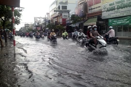 Mưa nửa giờ, đường ngoại ô TP.HCM ngập nửa mét