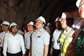 Phó Thủ tướng Hoàng Trung Hải thị sát dự án hầm đèo Cả
