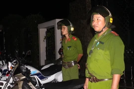 Cảnh sát điều tra làm việc thâu đêm tìm chứng cứ vụ thảm sát