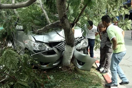 Innova 7 chỗ bẹp dúm sau khi tông gẫy đôi cây trên phố Hà Nội 