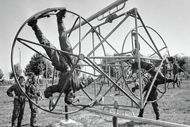 Những bài tập trên không 'dựng tóc gáy' của lính nhảy dù Nga