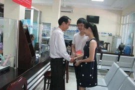 Dân bất ngờ khi được nhận thư chúc mừng của phường