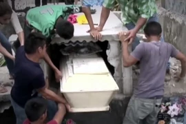 Bị chôn một ngày, cô gái tỉnh dậy đập quan tài kêu cứu...