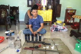 Đại lý ma túy nằm giữa đồng gắn camera cảnh giới bốn xung quanh